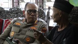 Kapolrestabes Medan Kombes Pol Gidion Arif Setyawan berbincang akrab dengan korban. (humas)