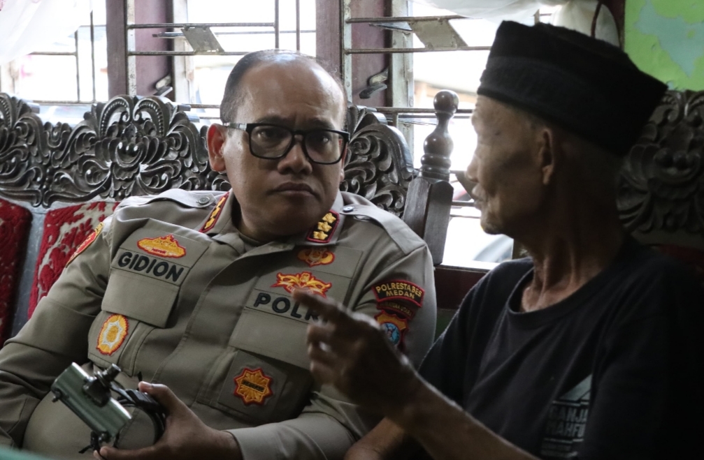 Kapolrestabes Medan Kombes Pol Gidion Arif Setyawan berbincang akrab dengan korban. (humas)
