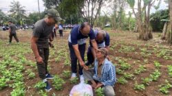 Kapolrestabes Medan Kombes Pol Gidion menyalami seorang petani. (ist) 