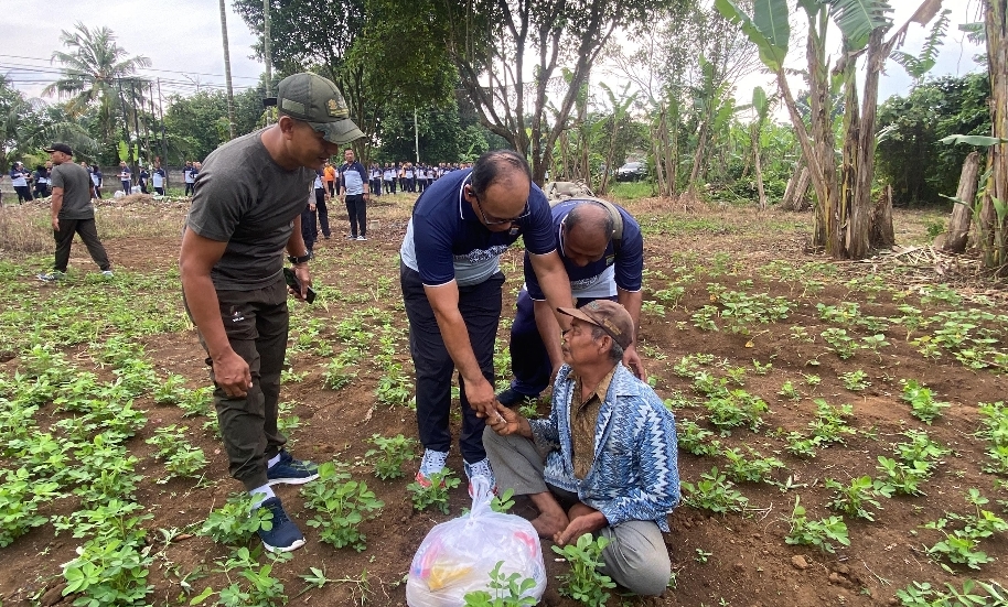 Kapolrestabes Medan Kombes Pol Gidion menyalami seorang petani. (ist) 