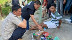 Kasat Res Narkoba Polrestabes Medan, AKBP Thommy Aruan (tengah) didampingi AKP Heriadi menyaksikan barang bukti yang ditemukan. Tesangka (duduk kanan).(ist)