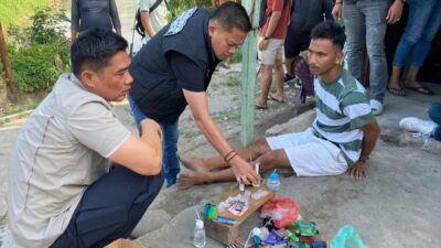 Kasat Res Narkoba Polrestabes Medan, AKBP Thommy Aruan (tengah) didampingi AKP Heriadi menyaksikan barang bukti yang ditemukan. Tesangka (duduk kanan).(ist)