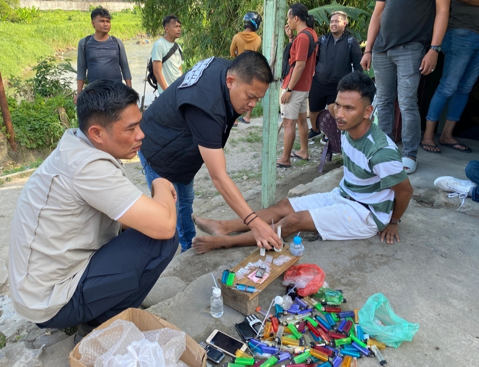 Kasat Res Narkoba Polrestabes Medan, AKBP Thommy Aruan (tengah) didampingi AKP Heriadi menyaksikan barang bukti yang ditemukan. Tesangka (duduk kanan).(ist)