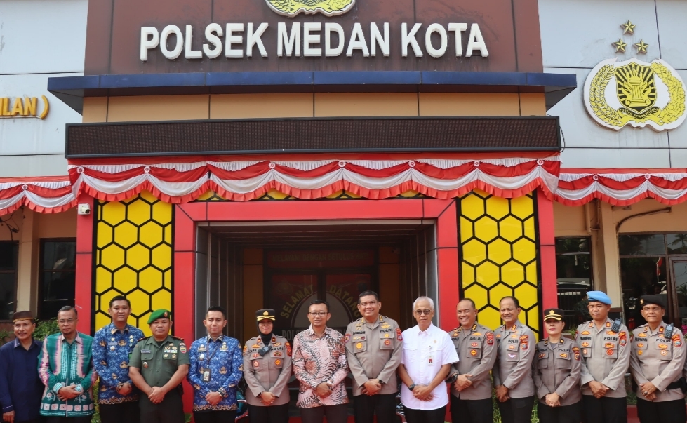 Tim Kompolnas dan Kapolsek Medan Kota Kompol Selvintriansih dan jajaran poto bersama.(ist)