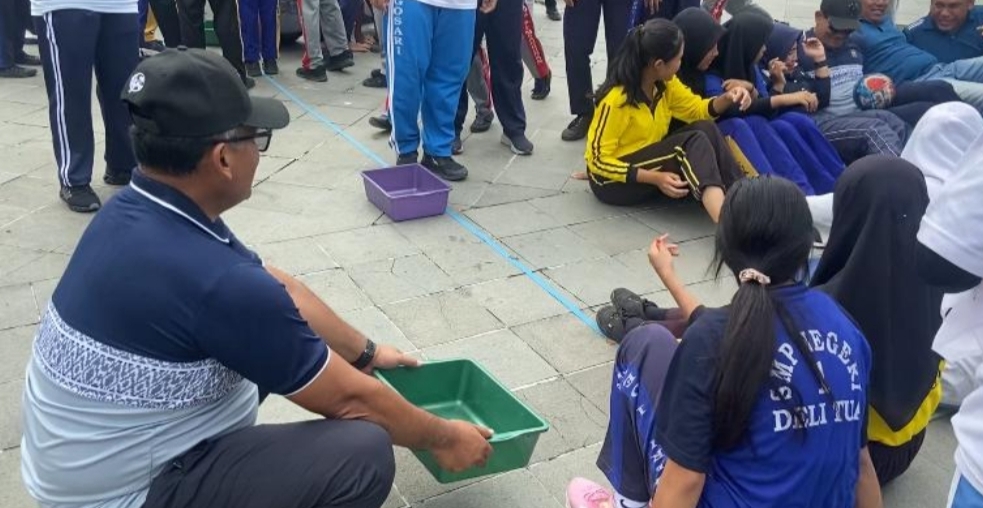 Kapolrestabes Medan Kombes Pol Dr Gidion Arif Setyawan ikut fun games.(humas)