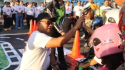 Kapolrestabes Medan Kombes Pol Gidion bersama masyarakat pada acara "Semarak Pelayanan Polri" di Lapangan Merdeka. (humas)