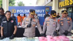 Kapolrestabes Medan Kombes Pol Gidion Arif Setyawan dan Kasat Narkoba AKBP Thommy Aruan periksa barang bukti narkoba.(humas)