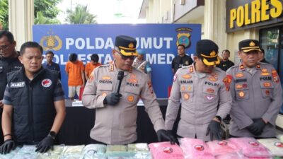 Kapolrestabes Medan Kombes Pol Gidion Arif Setyawan dan Kasat Narkoba AKBP Thommy Aruan periksa barang bukti narkoba.(humas)