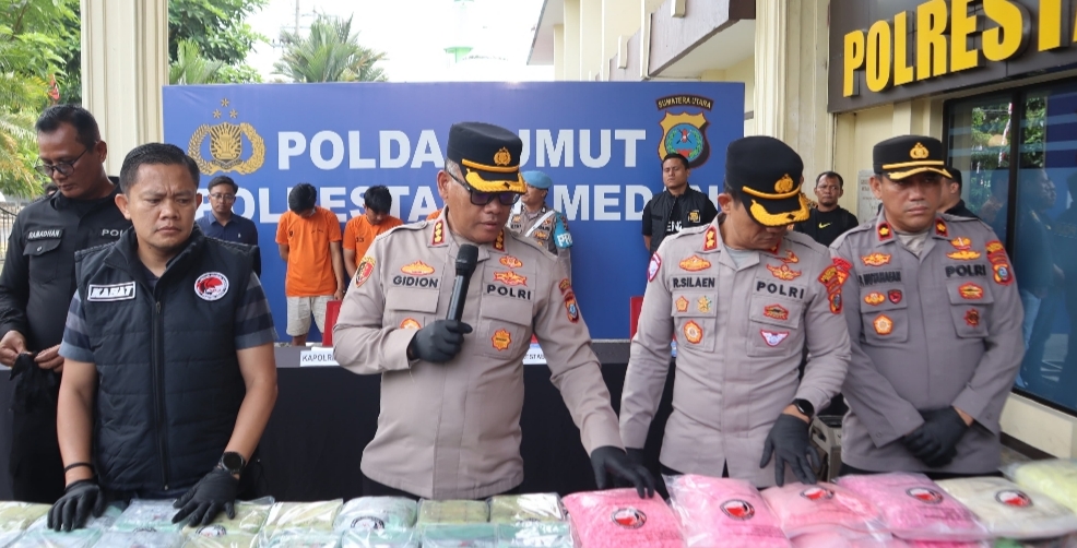 Kapolrestabes Medan Kombes Pol Gidion Arif Setyawan dan Kasat Narkoba AKBP Thommy Aruan periksa barang bukti narkoba.(humas)