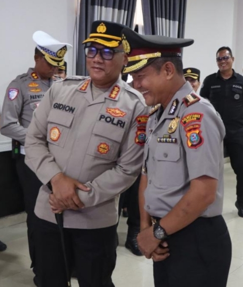 Kasat Intelkam Polrestabes Medan, Kombes Pol Masana Sembiring (kanan) dengan Kapolrestabes Medan Kombes Pol Gidion Arif Setyawan. (humas)