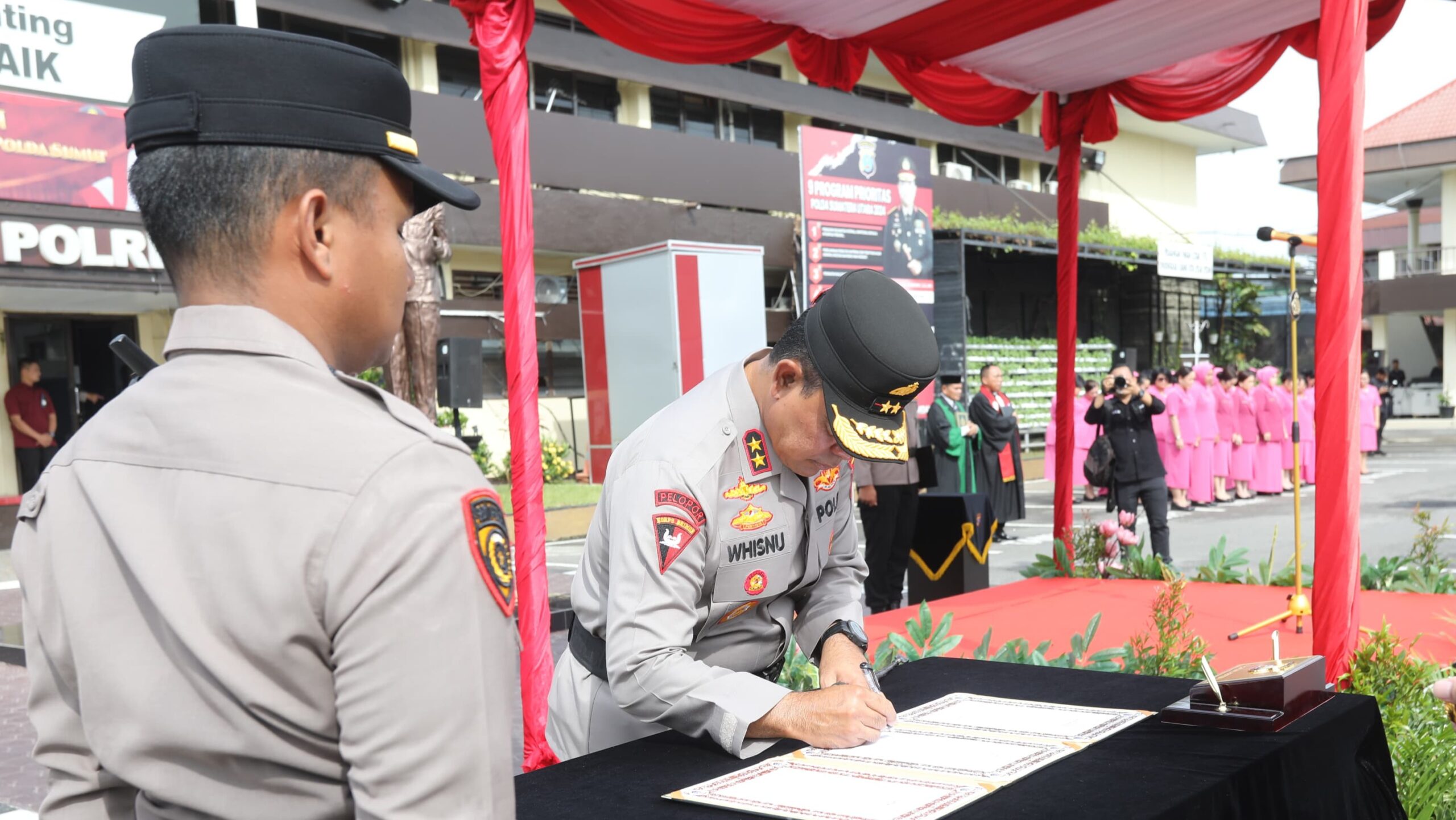 Kapolda Sumut Irjen Pol Whisnu Hermawan Februanto menandatangani naskah sertijab.(ist)