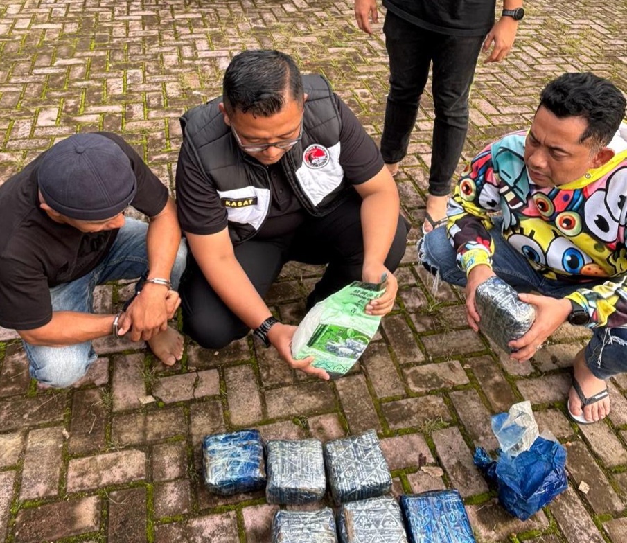 Kasatres Narkoba Polrestabes Medan Kompol Rafli Yusuf Nugraha (tengah) bersama anggota memeriksa barang bukti sabu.(ist)