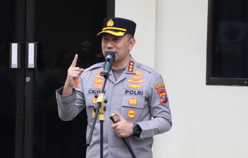 Kombes Pol Jean Calvijn Simanjuntak pimpin apel di Polsek Sunggal.(ist)