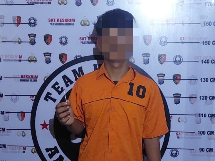 Petugas Sat Reskrim Polres Pelabuhan Belawan menembak kaki satu dari empat tersangka begal berinisial MR.