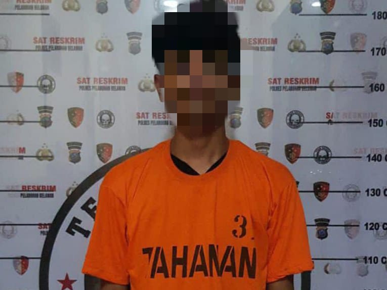 KH (17), remaja yang merampok teman kenalan onlinenya usai ditangkap polisi.