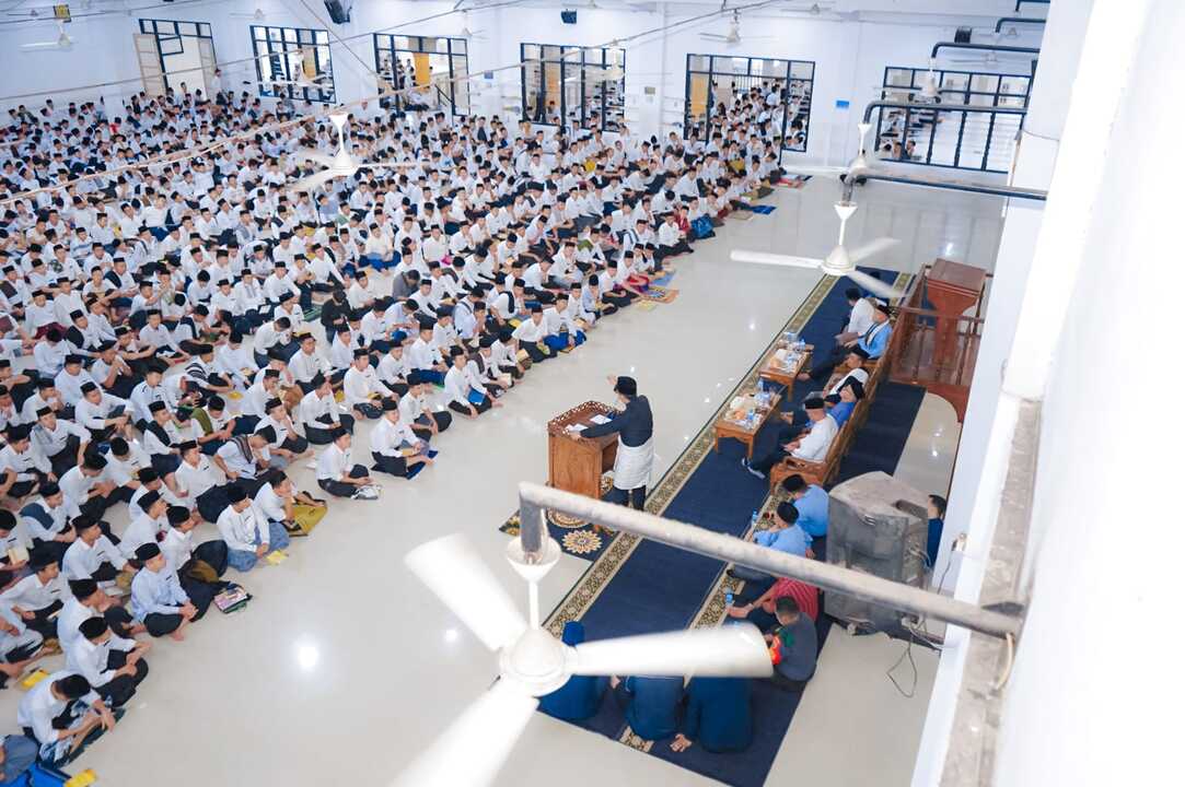 Rico Waas bersama santri pesantren Ar-Raudlatul Hasanah.(ist)