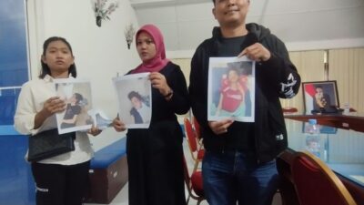 Ega Prasetya (tengah) memegang foto abang kandungnya Argo Prasetiyo, yang meninggal dunia di Kamboja, saat melapor ke kantor Badan Pelayanan Perlindungan Pekerja Migran Indonesia (BP3MI) Sumatera Utara, Selasa (14/10/2025). SUMBER: KOMPAS.com/CRISTISON SONDANG PANE
