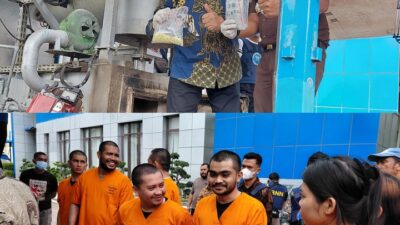 Kepala BNNP Sumatera Utara Brigjen Pol Tatar Nugroho memperlihatkan barang bukti narkoba untuk dimusnahkan. Poto bawah, para tersangka.(saka)