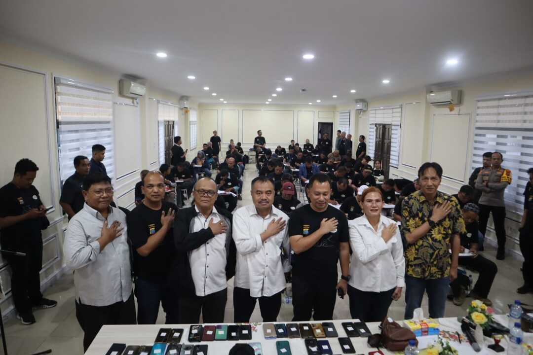Kapolrestabes Medan Kombes Pol Jean Calvijn Simanjuntak, Ketua PWI Sumut H Farianda Putra Sinik dan pengurus PWI Sumut poto bersama.(keisa)