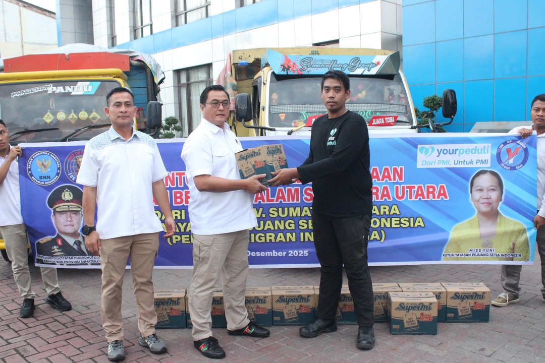 Kepala BNNP Sumut, Brigjen Pol Tatar Nugroho didampingi Kombes Josua Tampubolon secara simbolis menyerahkan bantuan korban banjir dan longsor.(humas)