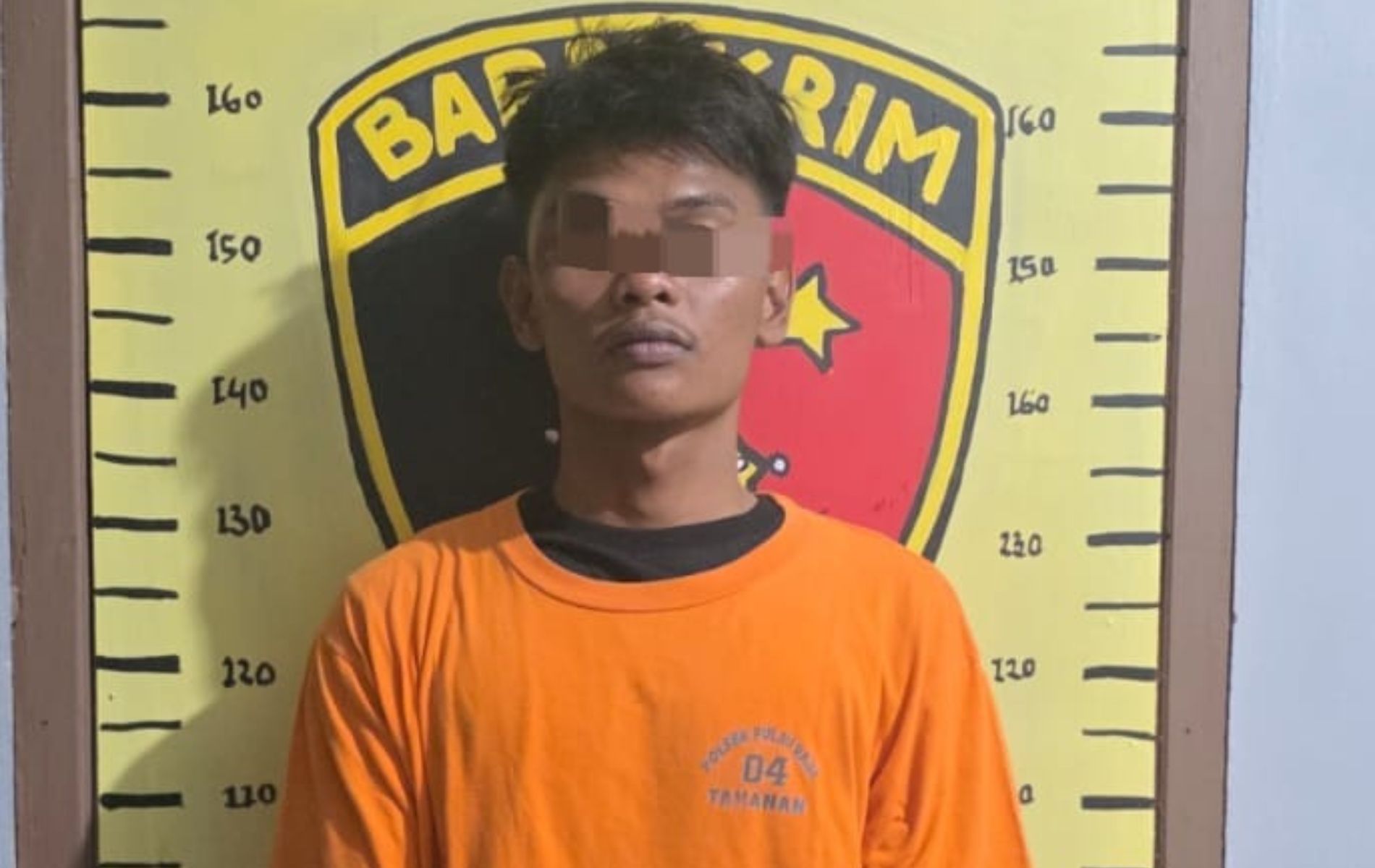 IMS (21), pelaku jambret yang sempat digebuki warga setelah diamankan petugas Polsek Pulau Raja.