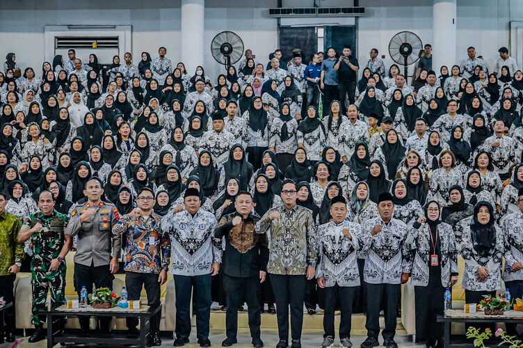 Walikota Medan foto bersama guru.(humas)