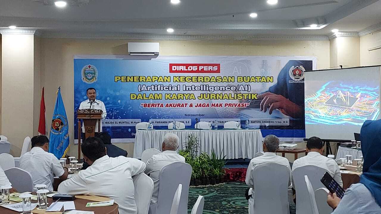 Ketua PWI Sumut, H Farianda Putra Sinik SE sampaikan sambutan pada acara dialog pers.(ist)