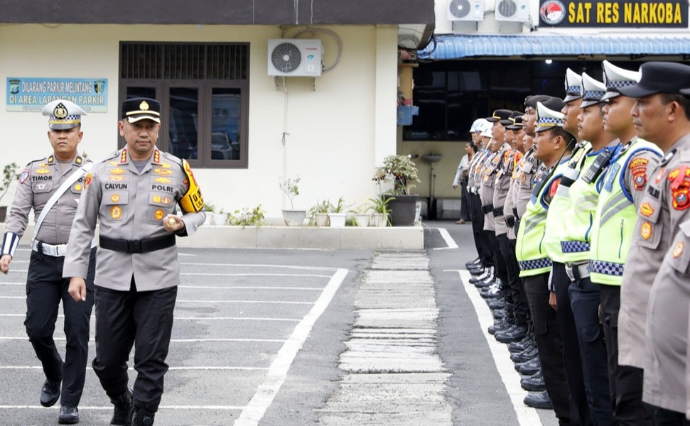 Kapolrestabes Medan Kombes Pol Jean Calvijn Simanjuntak periksa barisan apel pasukan Ops Lilin Toba 2025.(humas)
