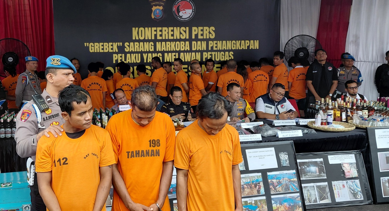 Pelaku pembakaran motor polisi diperlihatkan saat paparan kasus.(saka)