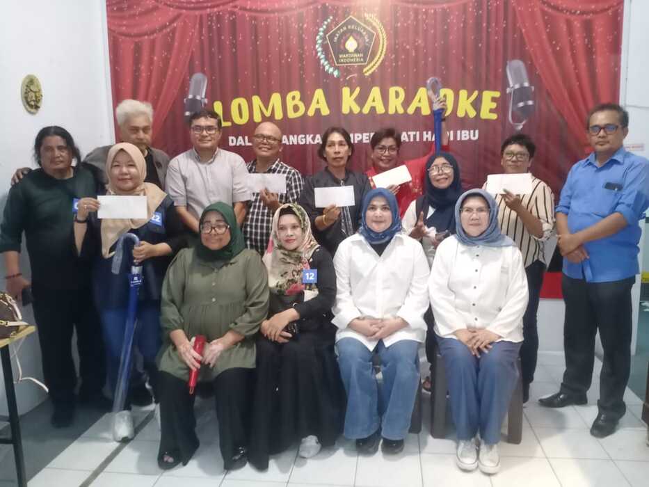 Para juara lomba Karaoke foto bersama pengurus IKWI dan PWI Sumut.(ist)