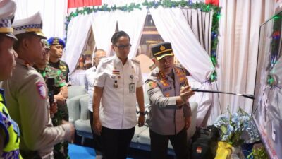 Kombes Pol Jean Calvijn Simanjuntak menjelaskan kepada Rico Waas peta pengamanan Nataru di Medan.(humas)