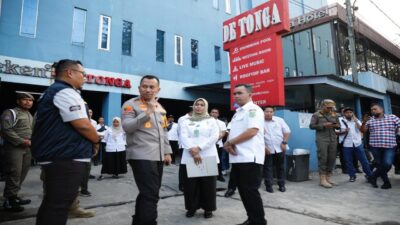 Kapolrestabes Medan Kombes Pol Jean Calvin Simanjuntak dan Kasat Narkoba Kompol Rafli YN disela-sela penyegelan De Tonga.(humas)