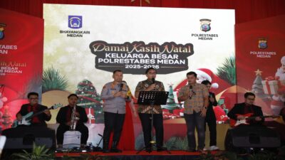 Wali Kota Medan Rico Tri Putra Bayu Waas, didampingi Dandim 0201/Medan Kolonel Inf. Muhammad Radhie Rusin, dan Kapolrestabes Medan Kombes Pol Jean Calvijn Simanjuntak nyanyi bersama.(humas)