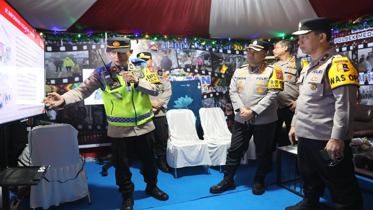 Tim Itwasum Polri, Brigjen Pol Asep Teddy Nurrasyah didampingi Kapolrestabes Medan Kombes Pol Jean Calvijn Simanjuntak mendengar penjelasan personel Pam Ops Lilin Toba 2025.(humas)