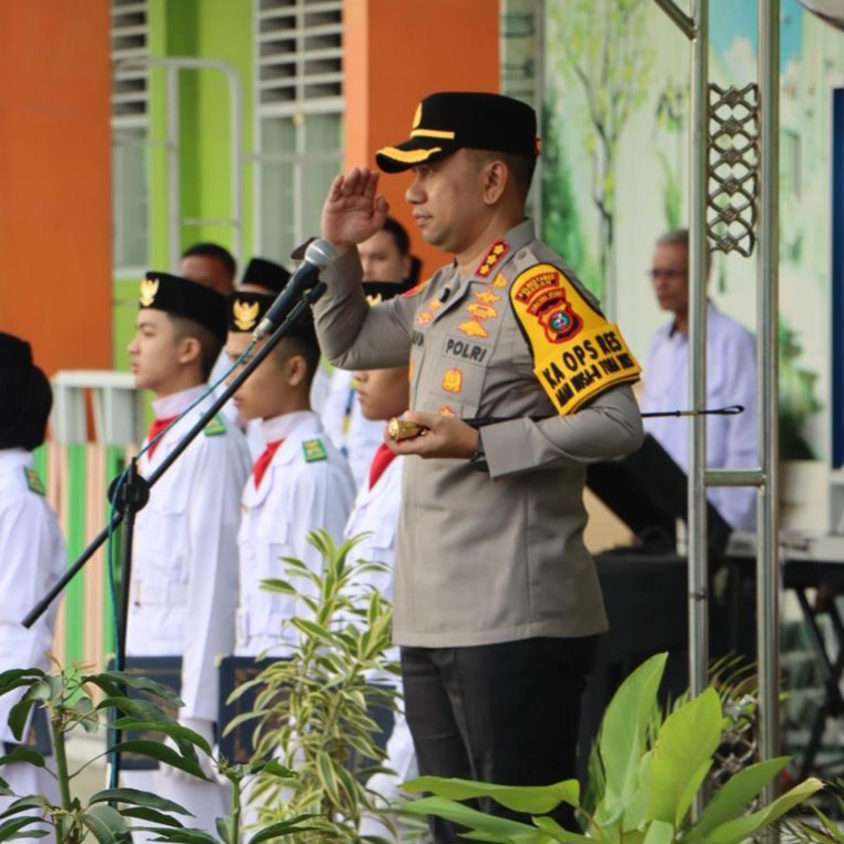 Kapolrestabes Medan, Kombes Pol Jean Calvijn Simanjuntak pembina upacara di Sekolah Muhammadiyah 3.(humas)