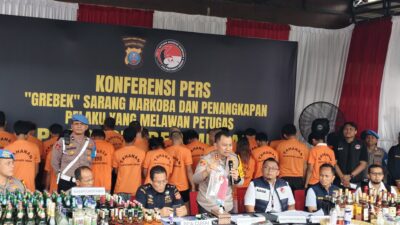 Kapolrestabes Medan, Kombes Pol Jean Calvijn Simanjuntak menunjukkan barang bukti.(saka)