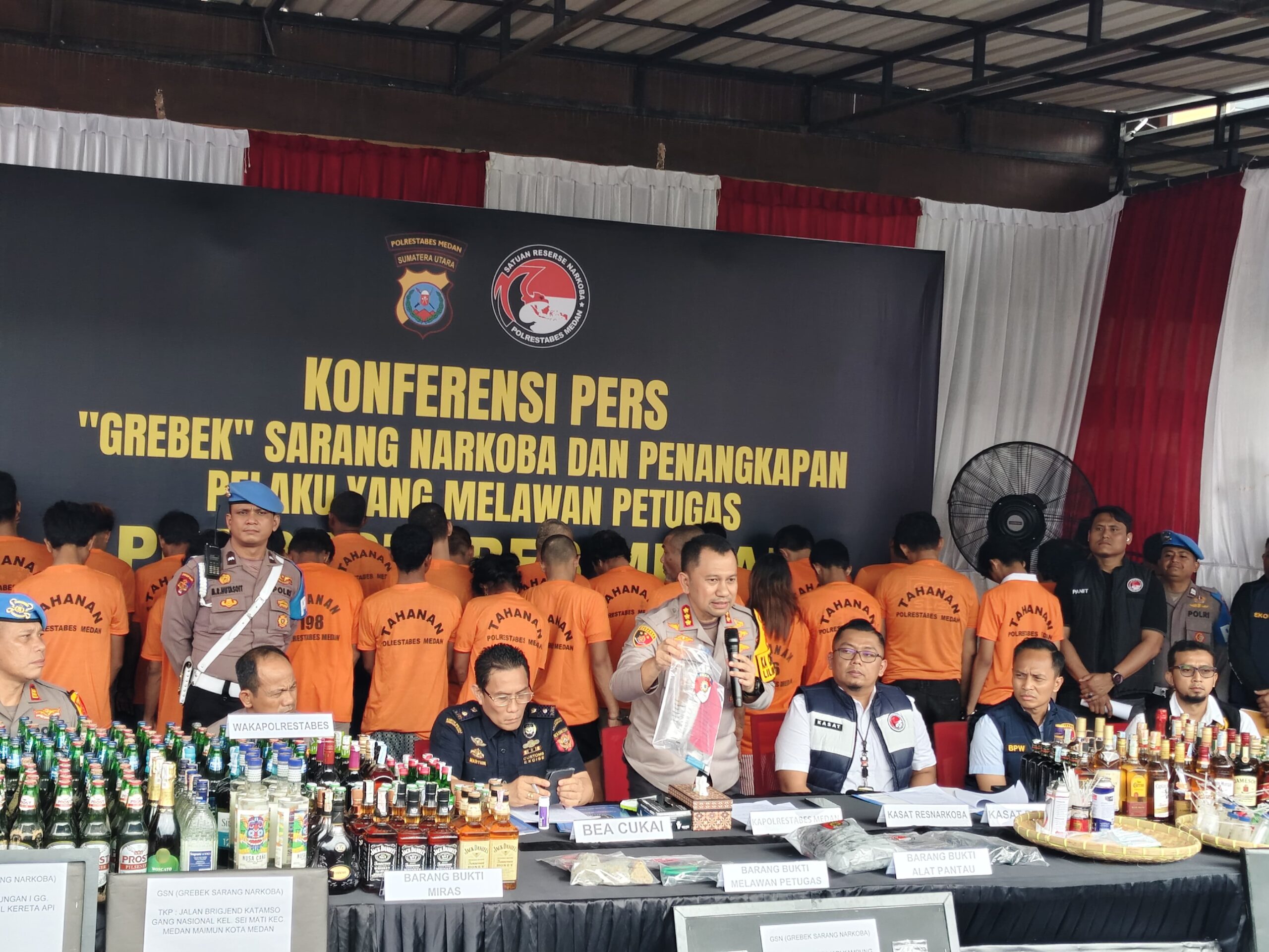 Kapolrestabes Medan, Kombes Pol Jean Calvijn Simanjuntak menunjukkan barang bukti.(saka)