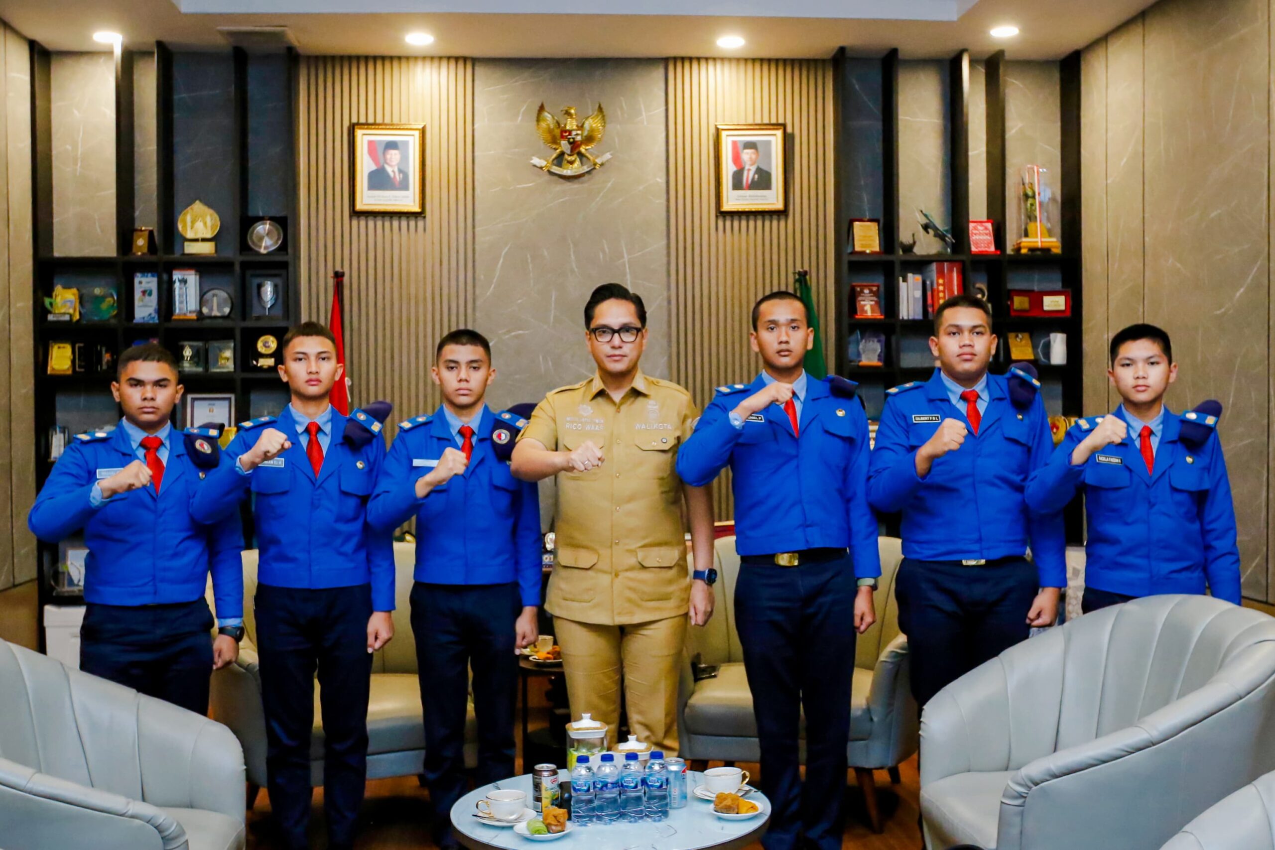 Rico Waas poto bersama siswa SMA Taruna Nusantara.(ist)