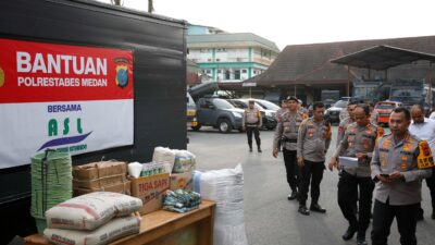 Kombes Pol Jean Calvijn Simanjuntak (kanan) pantau logistik untuk korban banjir dan longsor.(humas)