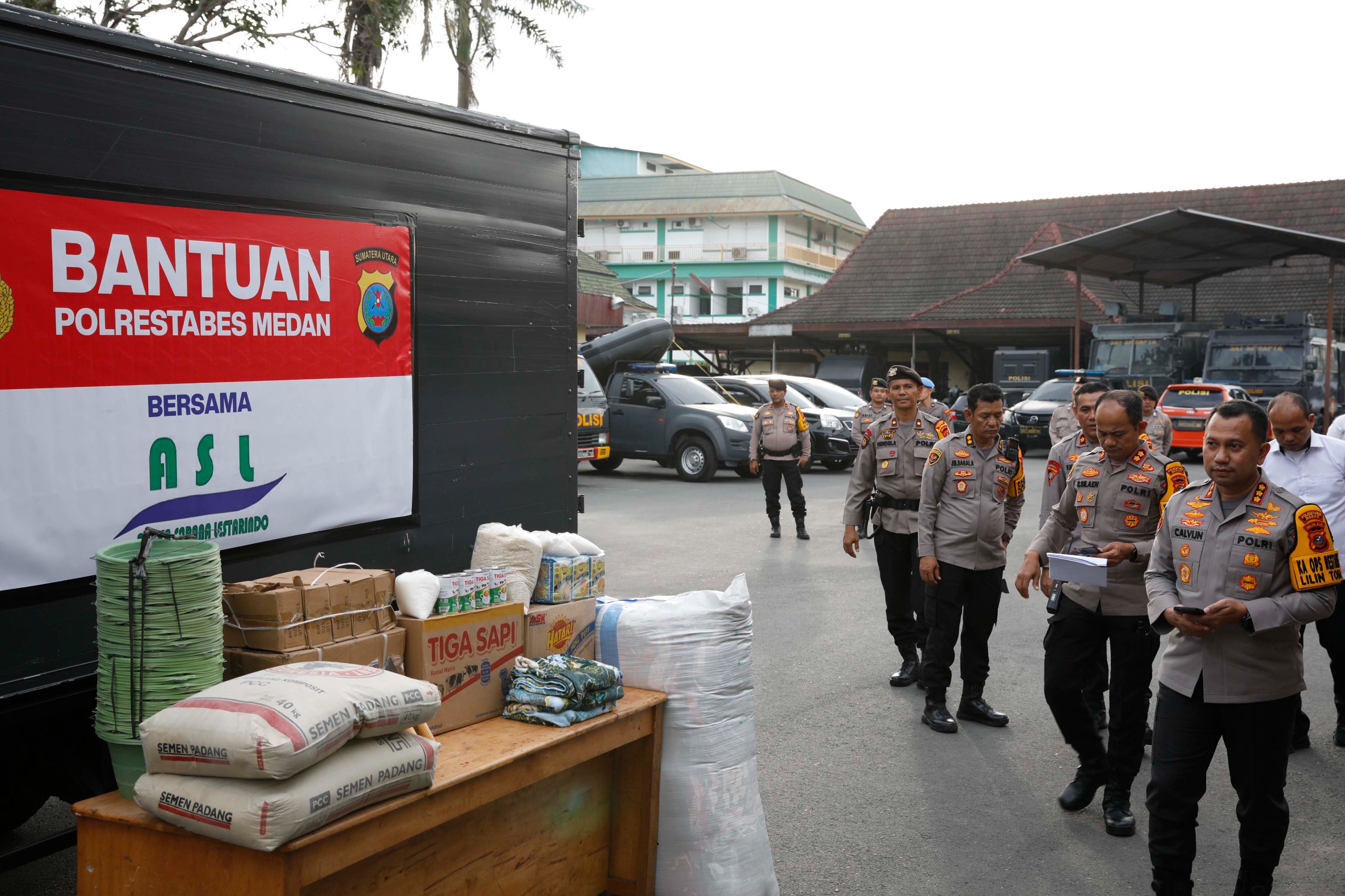 Kombes Pol Jean Calvijn Simanjuntak (kanan) pantau logistik untuk korban banjir dan longsor.(humas)