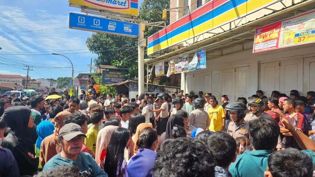 Polisi mengamankan gerai mini market yang sempat dijarah warga di Kota Sibolga.