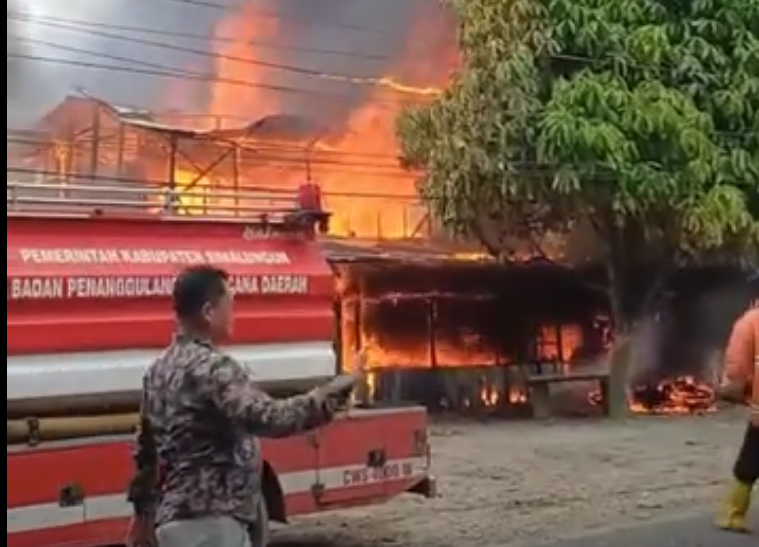 Satu unit rumah di Jalan Asahan Km 8, Kecamatan Siantar, Kabupaten Simalungun, Sumatera Utara kebakaran, Kamis (4/12/2025).