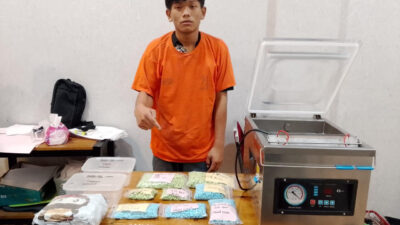 Handika (19), kurir 1 Kg sabu dan 4.000 butir pil ekstasi saat diamankan polisi.