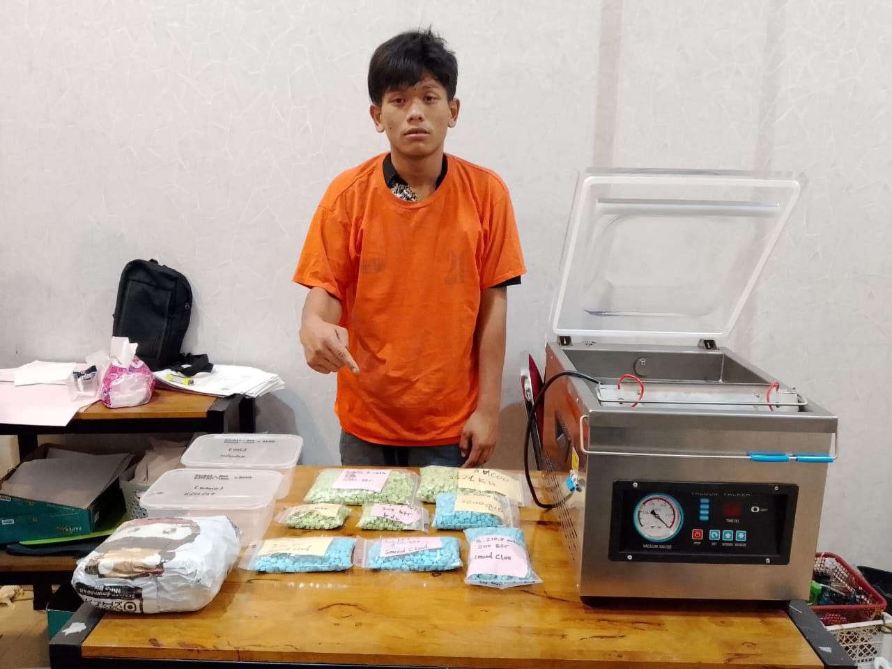 Handika (19), kurir 1 Kg sabu dan 4.000 butir pil ekstasi saat diamankan polisi.