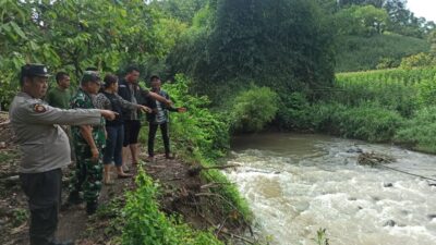 Petugas dan warga saat berada di sungai Dusun Pametar, tempat bocah perempuan hanyut.