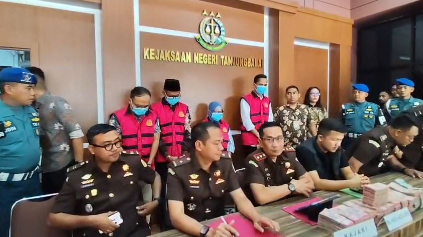 Kejari Tanjungbalai tahan 4 tersangka korupsi di KPU Tanjungbalai.