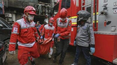 Petugas damkar evakuasi korban.(ist)