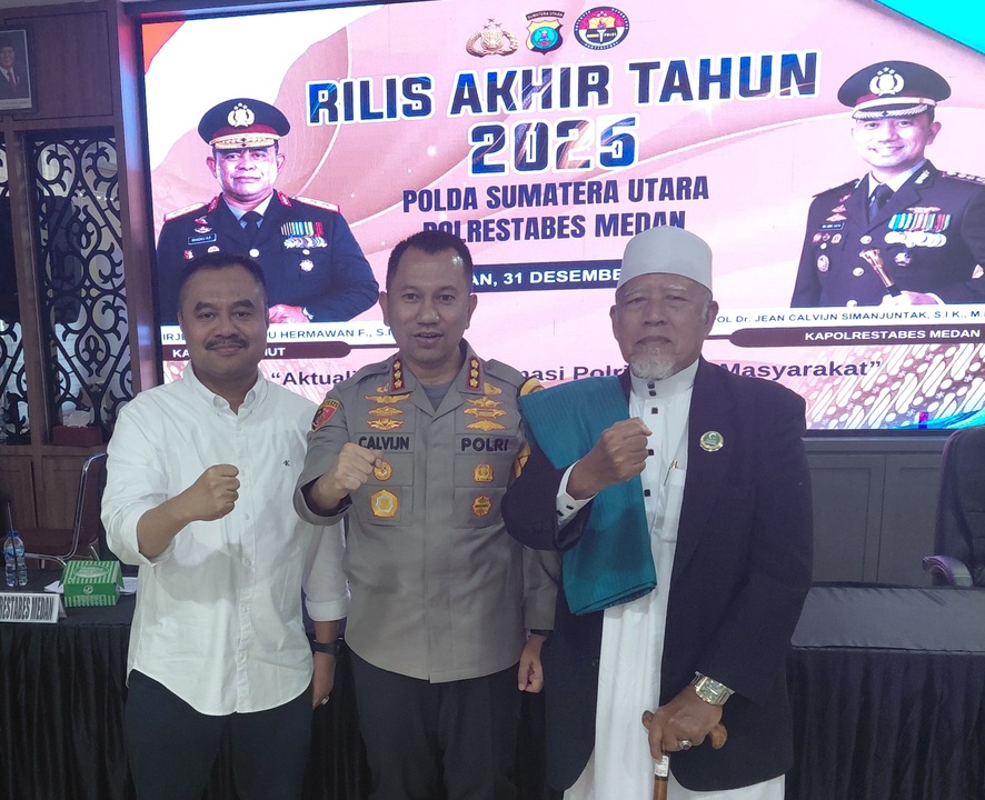 Dari kiri, H Farianda Putra Sinik SE, Kombes Pol Dr Jean Calvijn Simanjuntak SIK MH, dan H Zulfikar Hajar LC poto bersama.(saka)