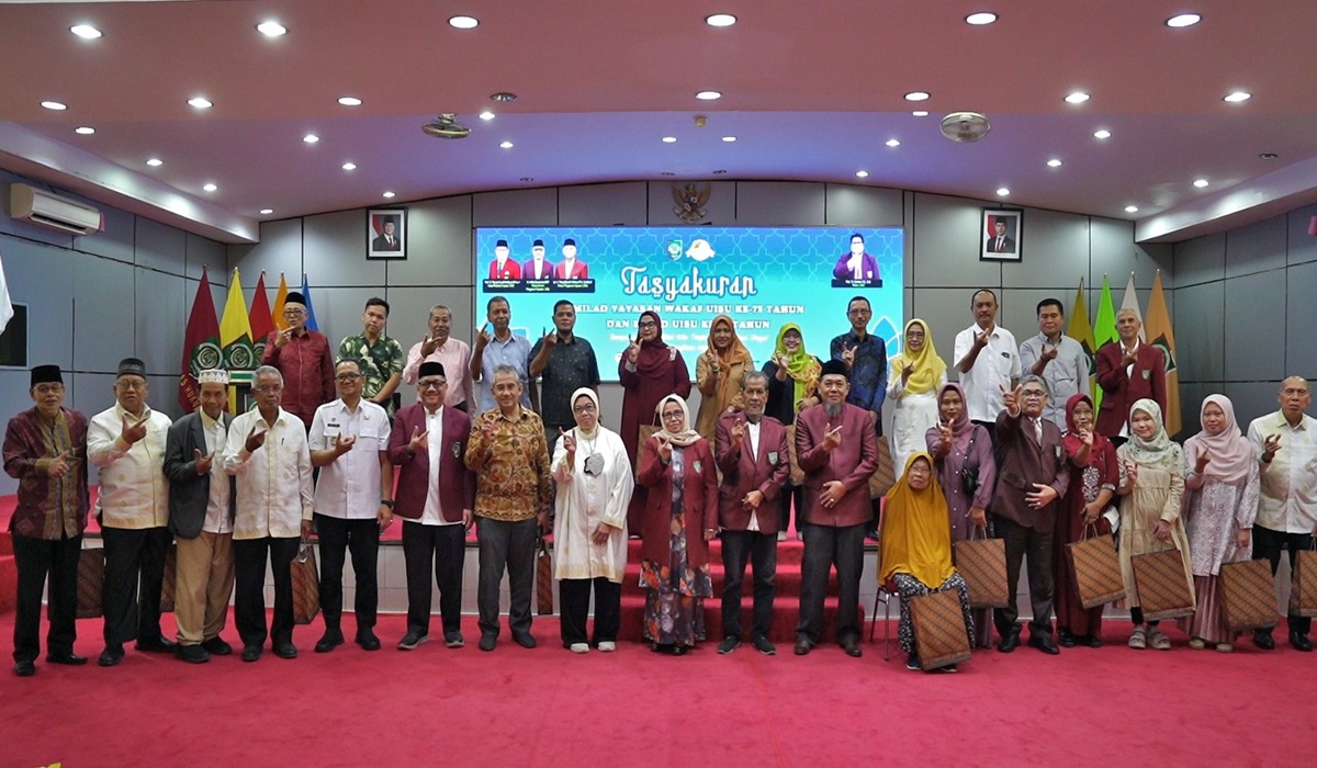 Pengurus Yayasan Wakaf UISU, rektorat, dosen poto bersama saat pengukuhan guru besar tetap UISU.(ist)