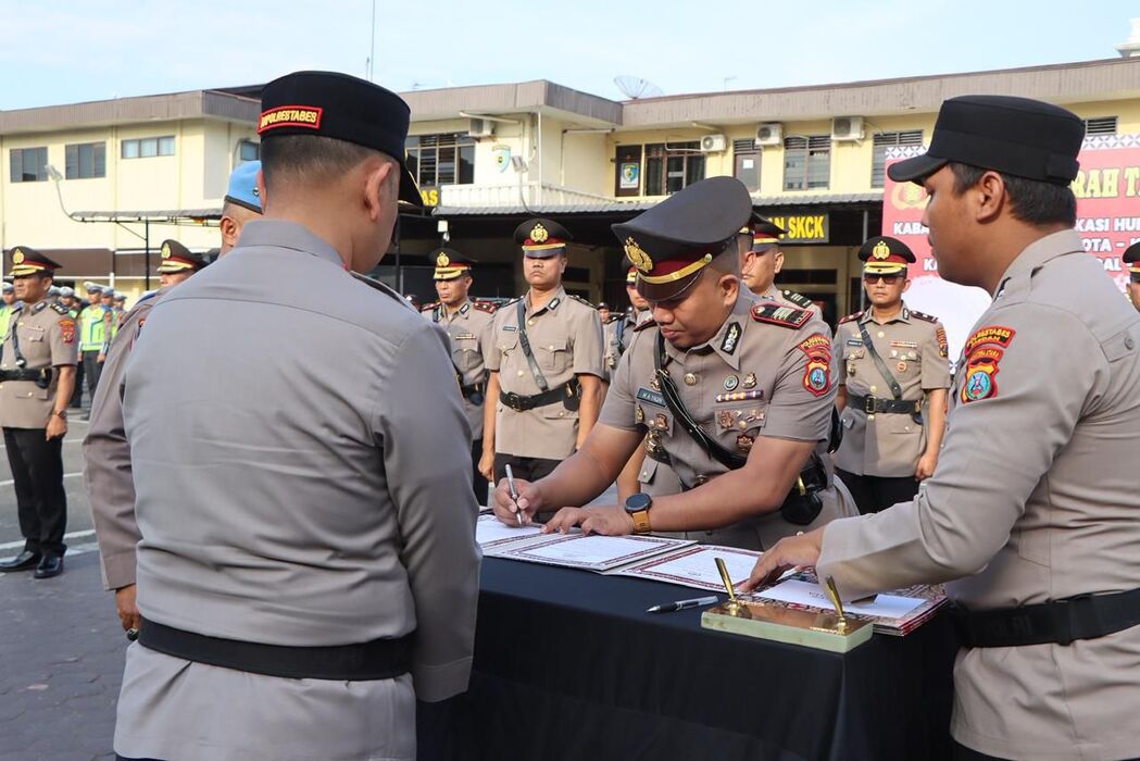 Kapolrestabes Medan Kombes Pol Jean Calvijn Simanjuntak menyaksikan Kapolsek Medan Area, AKP M Ainul Yaqin menandatangani berita acara sertijab.(humas)